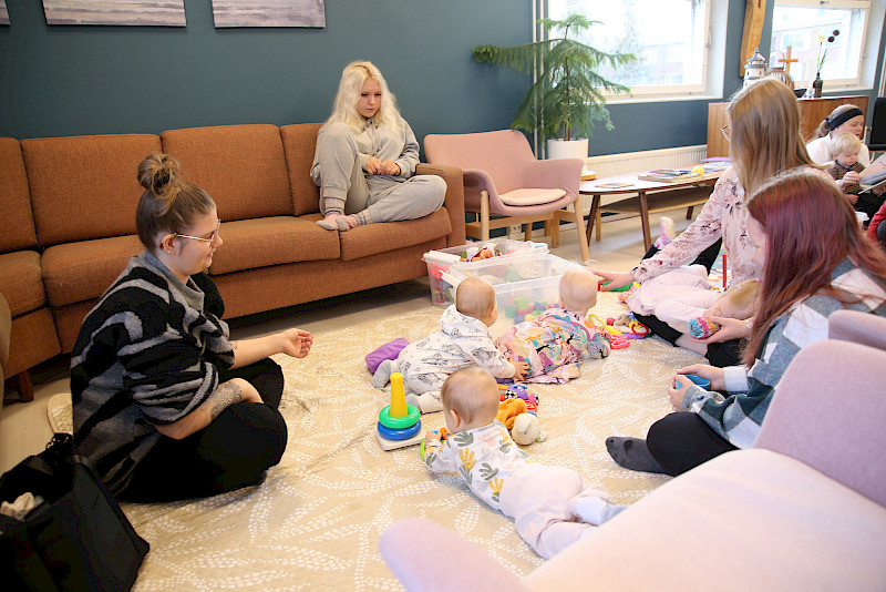 Tilastokeskuksen tuoreen ennusteen perusteella lasten osuus väestöstä on vähenemässä koko maassa alhaisen syntyvyyden vuoksi. Hämeenkyrön seurakunnan perhekerhossa huomautettiin, että nykyiset lapsiperheiden tuet eivät ole kovin kannustavia.