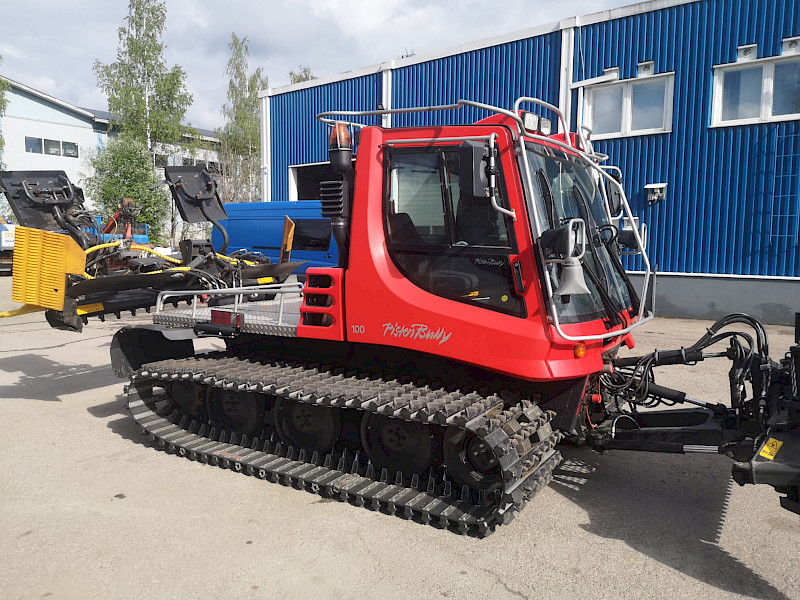 Kuva: Aki Mansikkamäki. Hämeenkyröön kesällä hankittu PistenBully-merkkinen latukone oli aiemmin Kurikan kaupungin käytössä.