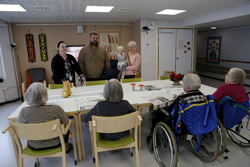 Lehdet ovat Kurjenmäkikodilla odotettua postia. Jatkossa niitä tulee vähemmän, kuin vain UutisOiva jää. Takana Kurjenmäkikodin palveluvastaava Henna-Riikka Tomperi, Tuomas Potila ja Tiina Linnainmaa  MTK Hämeenkyröstä sekä Oona Linnainmaa.