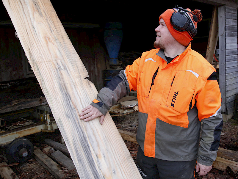 Antti Sällilästä on mielenkiintoista, millaisia kuvioita sahattavan puun sisältä paljastuu.