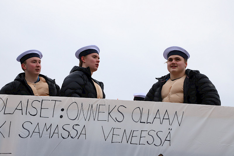 Pienet lukiot ovat tärkeitä, esittää mielipiteenkirjoittaja. Ikaalisten lukion Veeti Vainionpää, Kristian Perälä ja Roope Saarinen viettivät penkkareita 2023. Kuva: UutisOivan arkisto