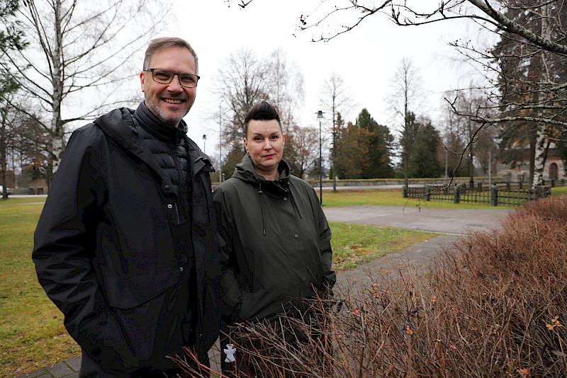 – Ikaalisten seurakunnan hautausmaat ja ulkoalueet hoidetaan uusien toimintamallien mukaan, ja niihin on haettu tehokkuutta muun muassa koneellistamalla hoitoa, kertovat talouspäällikkö Timo Vettenranta ja seurakuntapuutarhuri-suntio Ann-Marie Leppälahti.