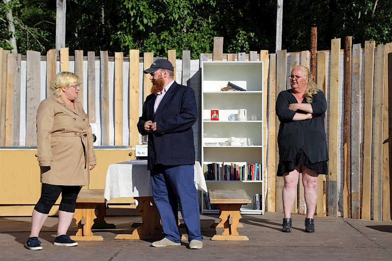 Jämijärven hyvinvointilautakunnan nuoriso-, liikunta-, kulttuuri- ja vapaa-aikatoiminnan avustuksia voi hakea 18. joulukuuta asti. Tänä vuonna kulttuuriavustuksien saajiin kuului KulttuuriJämi, jonka toimintaan kuului muun muassa Akkaralli-kesäteatteri. Kuvassa Sari-Susanna Heiniluoma, Johannes Rajala ja Miia Sjöman.