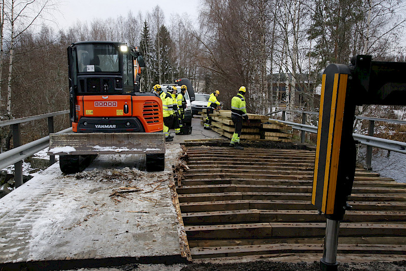 Maanantaina puolen päivän aikaan vanhaa sillan kansirakennetta oli purettu. Uusi kulutuslankutus asennetaan valmiista elementeistä, jotta työ sujuu paikan päällä nopeammin.