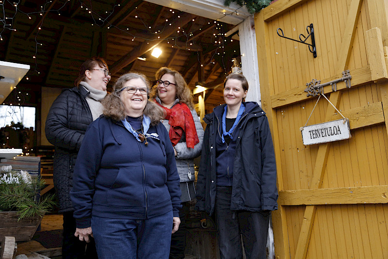 Marrastorin järjestäminen on hauskaa hommaa. Sen tietävät takarivin Tiina Ahonen ja Sari Uusitalo sekä eturivin Piipa Norokorpi ja Liisa Hietanen.