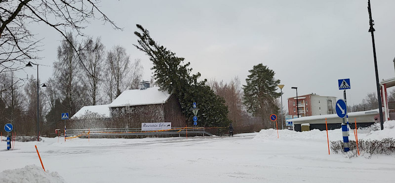 Jari-myrsky on tehnyt tuhojaan Ikaalisten keskustassa. Toria vastapäätä olevassa risteyksessä puu on pahasti kalleellaan.