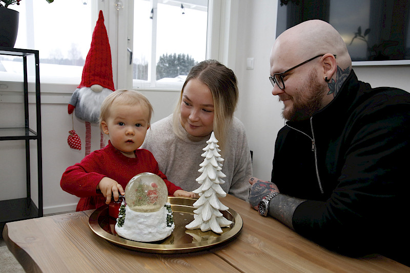 Joulun odotukseen saadaan tunnelmaa koristeluilla, jotka kiinnostavat myös yksivuotiasta Seela Santasaloa. Viimeinen silaus tyttösen ja vanhempien Emmi Hallikaisen ja Joonas Santasalon jouluun saadaan, kun joulu on aivan ovella ja koristellaan joulukuusi.