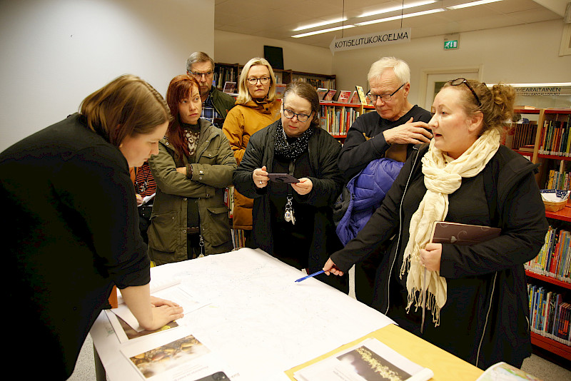 Riitta Kivikartanolla (oikealla) oli paljon kysyttävää Pirkanmaan vaihemaakuntakaavasta Pirkanmaan liiton suunnittelujohtajalta Ruut Rissaselta (vasemmalla). Kommentteja oli myös muun muassa Milla Tuonolalla, Aimo Salolla, Kirsi Paanasella, Jaana Viilolla ja Matti Äijöllä.