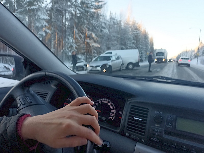 Kuva: Terhi Palonen
Onnettomuuspaikalla ei ollut vielä pelastushenkilökuntaa kuvaa otettaessa. Sivulliset ohjasivat liikennettä.