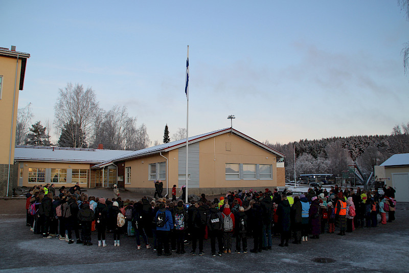 Itsenäisyyspäivän lipunnostoon kerääntyi koko koulun väki.