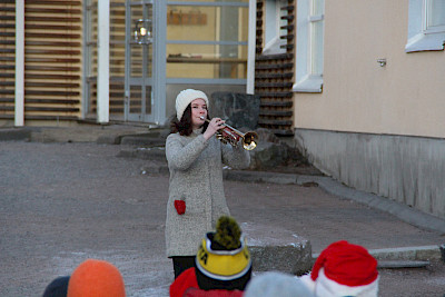 Kaisa Rantamäki soitti lipunnostossa trumpettia.