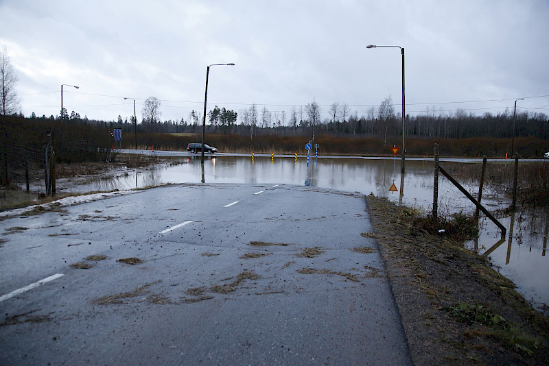 Parin viikon takaisissa tulvissa vesi pääsi tulvimaan myös kolmostielle muun muassa Patrakantien liittymän kohdalla, ja liittymän luona myös kolmostien liikenne oli jonkin aikaa poikki. Kuvan ottamisen hetkellä valtatien liikenne oli saatu avattua osalle kaistoja, mutta Patrakantieltä liikenne kolmostielle oli poikki tulvan vuoksi.