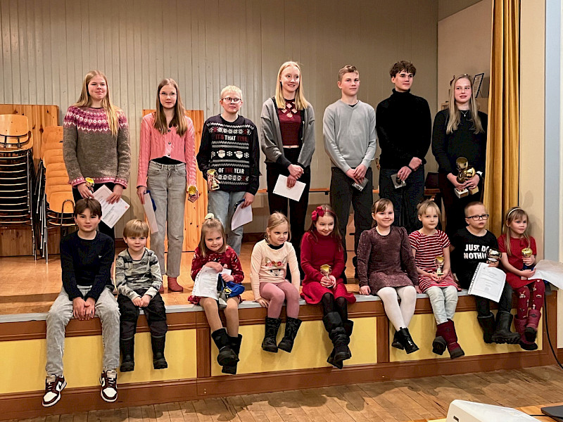 Elsa Myllymäki, Reetta Niemenmaa, Eino Myllymäki, Meeri Niemenmaa, Linus Kärkkäinen, Eliel Kärkkäinen, Elsa Talonen sekä alarivin Aarni Ronkainen, Eemi Tiura, Saimi Rajasalo, Neela Salmela, Elli Alakojola, Martta Halmela, Iita Vitikainen, Erkka Sisättö ja Emilia Luomahaara olivat mukana juhlimassa kautta. Kuva: Kristiina Oksanen.