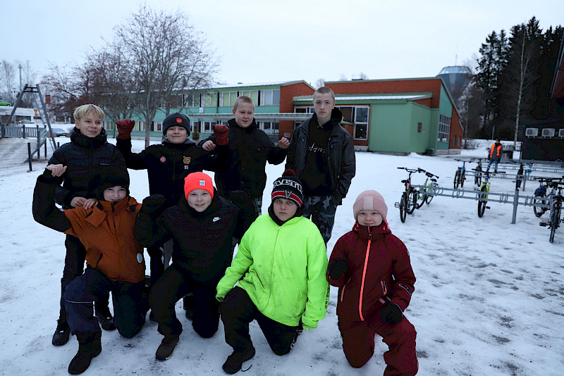 Kuudesluokkalaiset ovat Ikaalisten yhteiskoulun tulevia oppilaita. Uusista tiloista, jotka sijoittuvat oppilaiden taakse, pääsevät nauttimaan myös Benjamin Jokinen (takarivi), Viljami Ollila, Asseri Lähde ja Topias Tötterman sekä eturivissä olevat Heikki Mikkola, Niklas Välimäki, Jaakko Hallia ja Ella Rahikka.