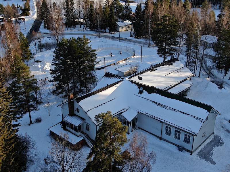 Karhen koulurakennus pysyy jatkossakin osana kylämaisemaa.