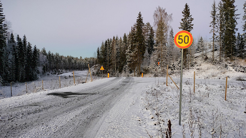 Paskolammin metsätiellä ei ole porttia riista-aidassa. Lukijamme ihmettelee, miksi riista-aitaan on jätetty aukko tällaiseen paikkaan.