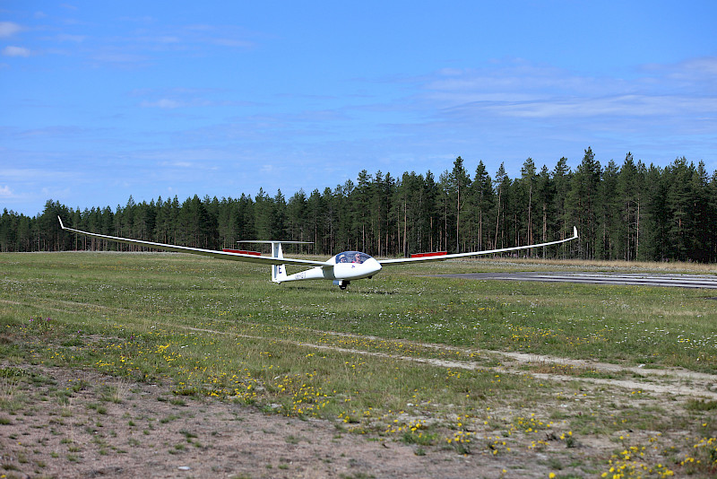 Jämijärvi korostaa Satakunnan maakuntakaavassa muun muassa Jämin harrasteilmailun merkitystä. Kuvassa purjekone laskeutuu Jämin lentokentälle.