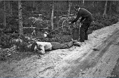 Maantien ojaan sammuneita näkyi suurissa juhlissa: miehiä herätellään paloruiskulla Jämin lentonäytöksen jälkeen 9.8.1936.