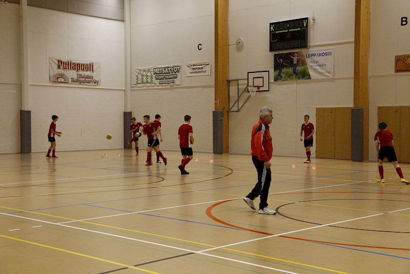 Vastuuvalmentaja Matti Holmala kertoo, että Apasseille tämä vuosi on tutustumista poikien futsal-liigaan. Hän silti lupaa nuorelle joukkueelle voittoja vielä tällä kaudella.