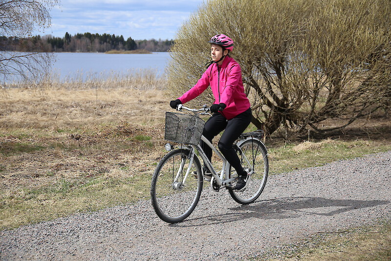 Terveysliikuntakoordinaattori Marika Salminen kannustaa ihmisiä mukaan pyöräilysuunnistukseen, jossa voi liikkumisen ohessa myös katsella tuttuja kulmia uusista näkövinkkeleistä.