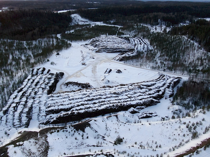 Vanha maa-ainesten ottoalue on toiminut puuterminaalina jo parin vuoden ajan. Lupa on kuitenkin myönnetty vasta hiljattain.