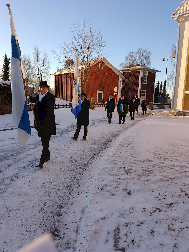 Lionsit muistivat kirkkopyhässään myös sankarivainajia.