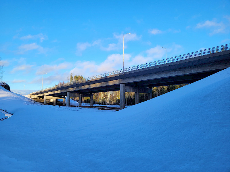 Hämeenkyrönväylän Valkjärven sillalla on ollut vastoinkäymisiä. Arkistokuva.