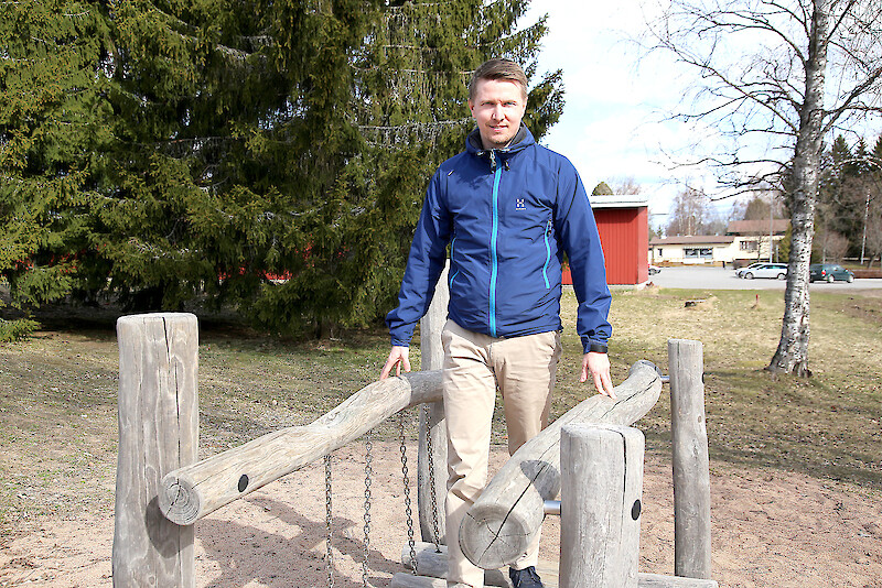 Jämijärvellä hyvinvointipäälikkönä aloittaneella Toni Ojalalla on tavoitteena esimerkiksi lisätä liikuntaneuvontaa, jossa hän voisi antaa yksilöllistä opastusta liikkumiseen. Tässä hän tasapainoilee Keskuskoulun lähellä olevilla kiipeilytelineillä.