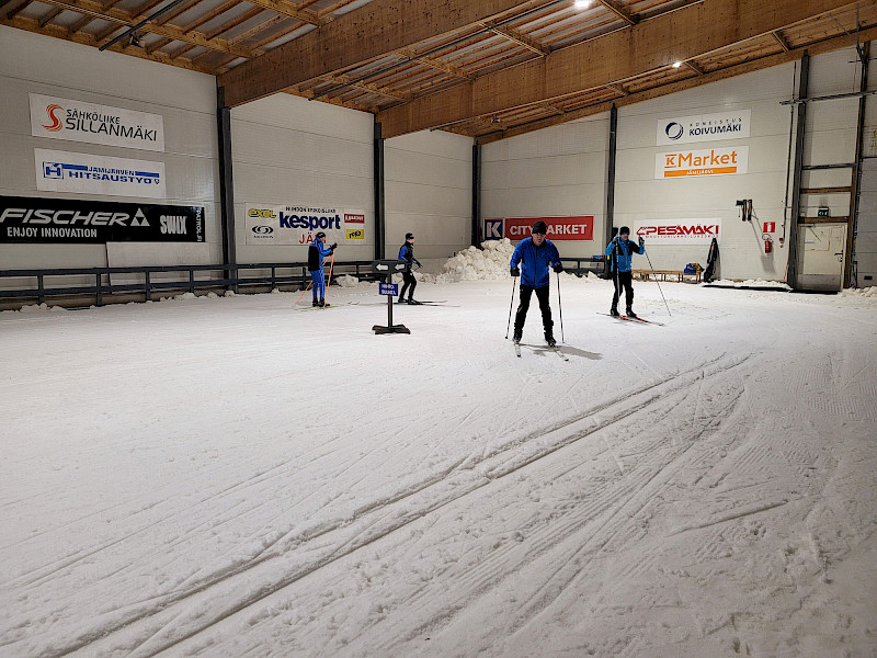 Jämin Hiihtotunneli Oy:n maksamattomat saamiset näkyvät kunnan taloudessa tulevina vuosina, kun niitä pitää alaskirjata. Tunneli on ollut kiinni kaudesta 2023–2024 alkaen, ja tässä kuvassa hiihdetäänkin mahdollisesti viimeisissä hiihtokauden etkoissa syyskuussa 2022.