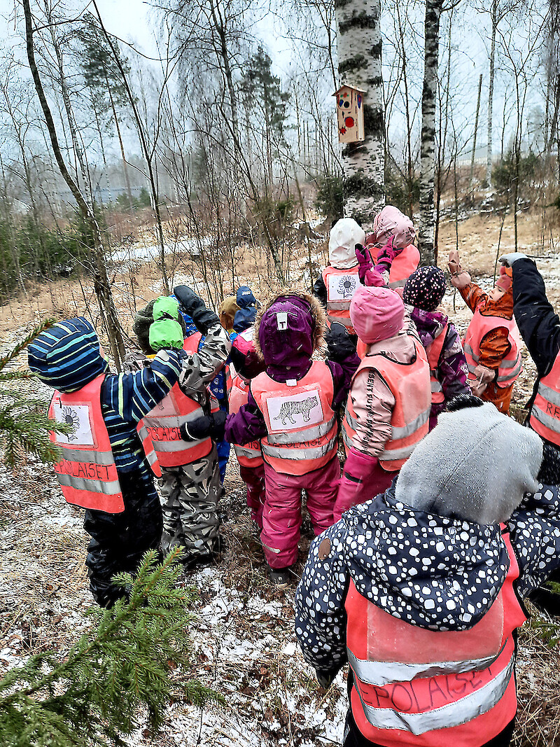 Kuva: Tiina Härmä. Repolaisten ryhmä Hämeenkyrön Kirkonkylän päiväkodilta ihailee juuri asennettua linnunpönttöä.