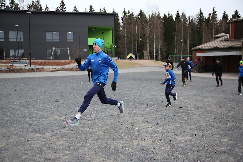 Veli-Matti Keso näyttää mallia pitkästä ja lennokkaasta juoksuaskeleesta. Seuraavana pinkoo Linus Kärkkäinen.