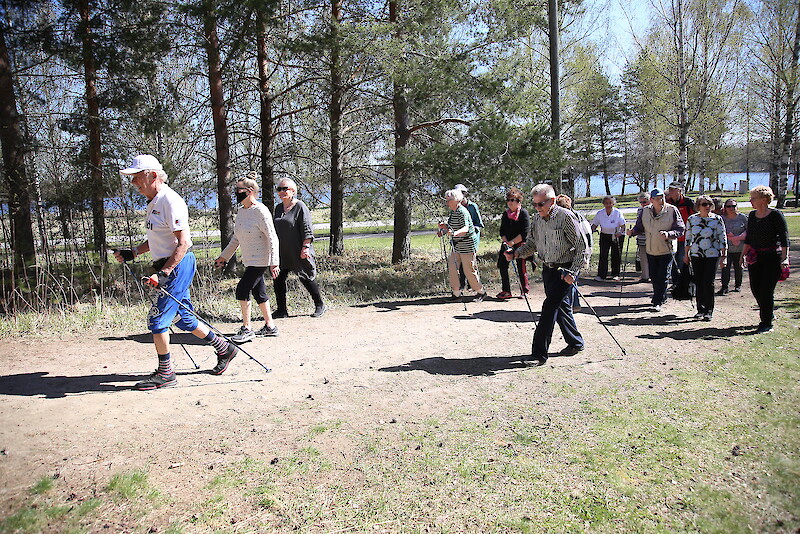 Ikaalisten kansalliset seniorit ry vastasi Tahko Pihkalan -seuran ja Suomen Ladun Kävelykipinä-haasteeseen, ja pitivät ulkoilutapahtuman. Kukin osallistui oman kunnon mukaan.