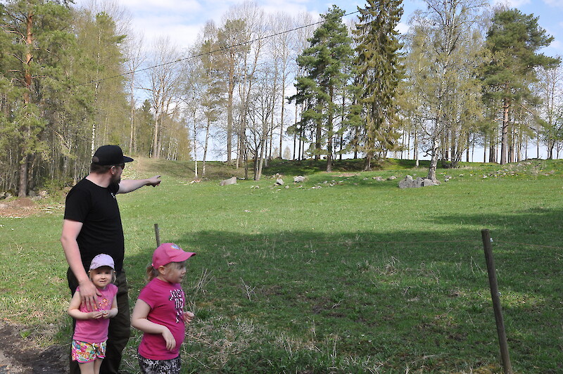 – Kalmisto löytyi tuolta kiviseltä metsäsaarekkeelta, osoittaa Niko Tapanainen. Isän harrastuksessa ovat mukana jo omat tyttäretkin Nelli ja Viivi.