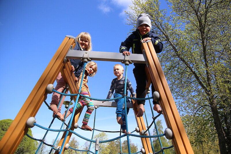 Kaikille avoimet ja maksuttomat leikkipuistot ovat tärkeä kunnallinen palvelu. Ainakin Maren Mäkelän, Daalia ja Aarni Laitisen sekä Martin Mäkelän mielestä.