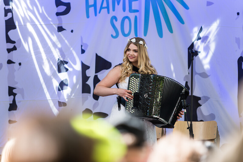 Elokuussa harmonikan on määrä soida taas myös festivaalipuiston lavalla, jossa on kuultu muun muassa Janina Suihkolaa, vuoden 2018 Kultaisen Harmonikan voittajaa ja moninkertaista harmonikansoiton Suomen Pelimannimestaria. Kuva: Markus Korpi-Hallila.