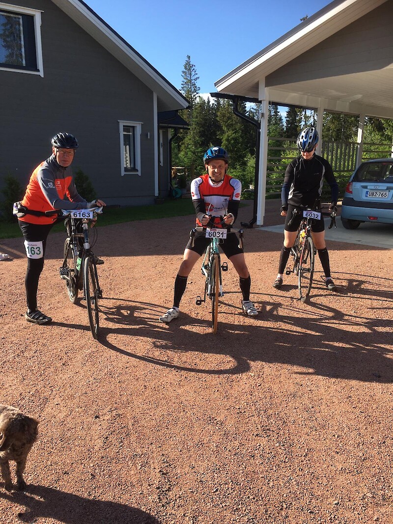 Kolmen sukupolven porukka valmiina starttaamaan Pirkan pyöräilyn kotipihasta. Kuvassa Risto Uusi-Salava, Jani Korpihalla ja Janne Korpihalla.