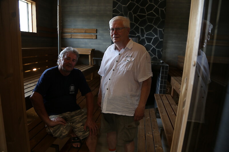 Kauhtuan saunalla talkoilleet Kari Koskiranta ja Markku Helle ovat tyytyväisiä lopputulokseen ja toivovat kansan taas löytävän lauteille.