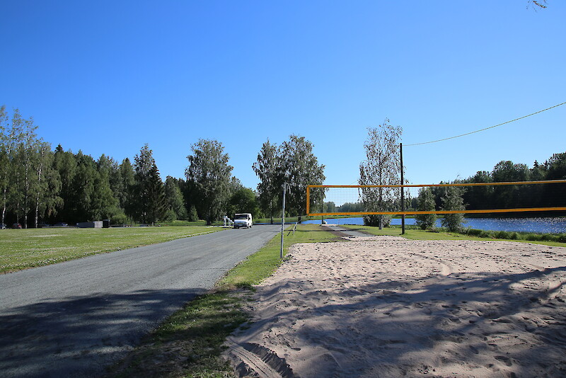 Jämijärven rannalla sijaitsevalla urheilukentällä kohennetaan suorituspaikkoja.