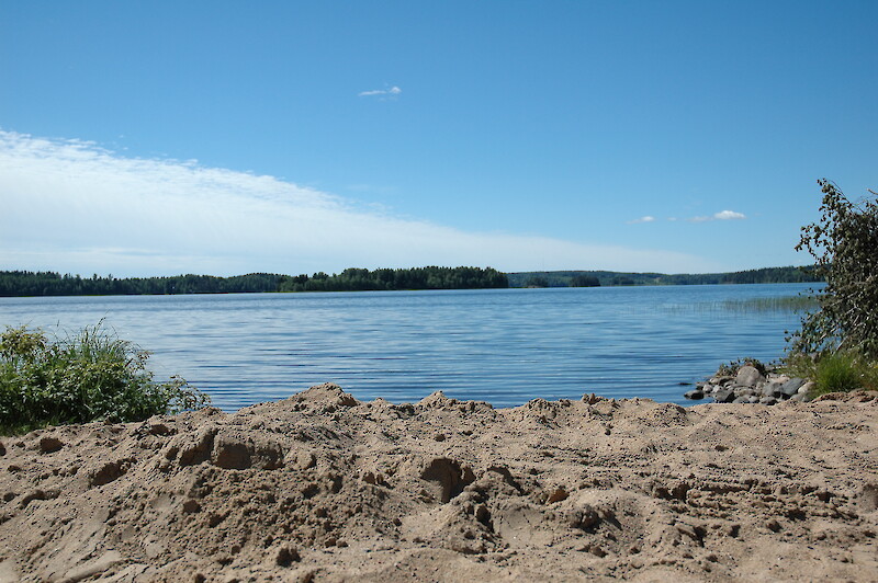 Miharin uimaranta on pieni, mutta se sijaitsee keskeisellä paikalla, sillä alueelle on muutanut paljon perheitä ja läheisillä marjatiloilla käy paljon matkailijoita.