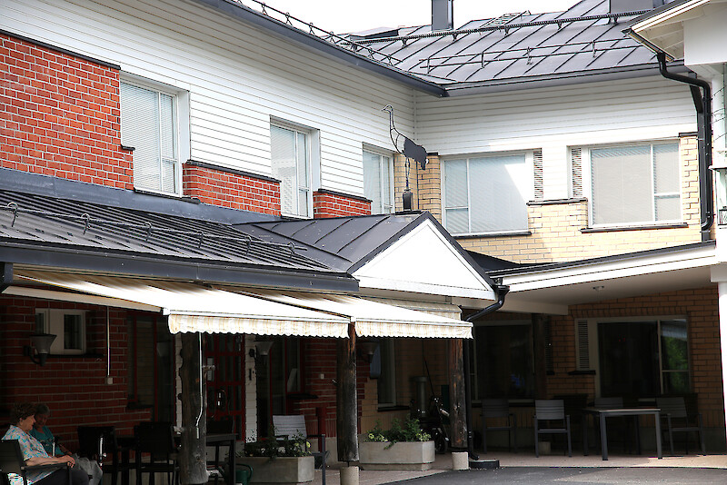 Helteinen sää on lämmittänyt Kurjenmäkikodin sisäilmaa ja ikkunoiden sälekaihtimet on pidetty pääosin kiinni.