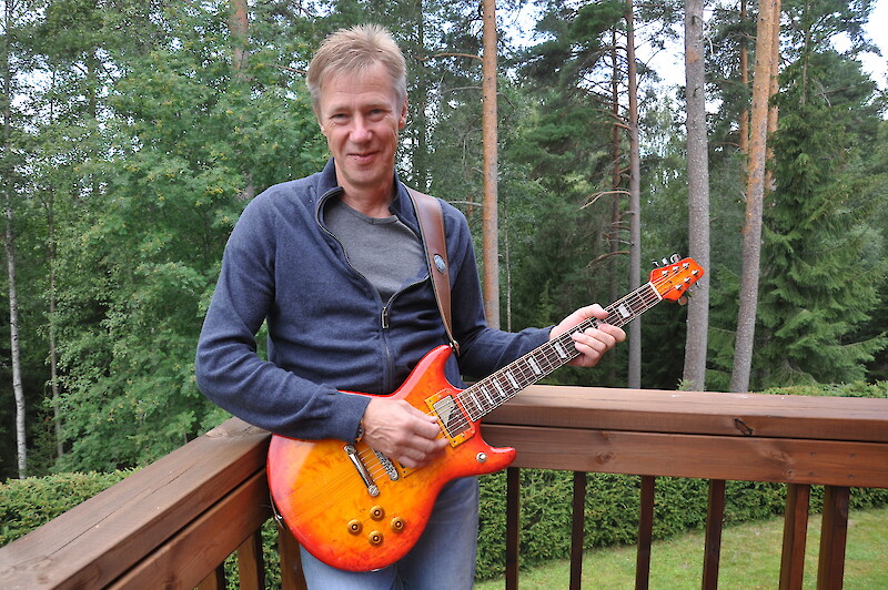 Musiikki on edelleen Tapio Tienarin yksi rakkaimmista harrastuksista. Kitaraa ja bassoa hän näppäilee kotimaisemissaan Kiviniemessä.
