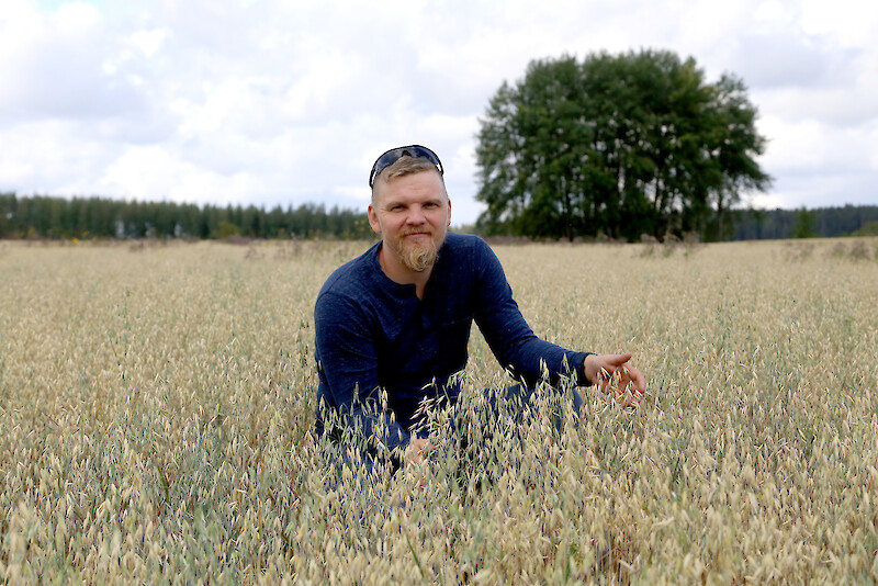 Ilmastonmuutos aiheuttaa maanviljelijöille päänvaivaa, mutta Timo Ollilan mukaan siihen voi varautua esimerkiksi kiinnittämällä huomiota maan laatuun ja kuntoon.