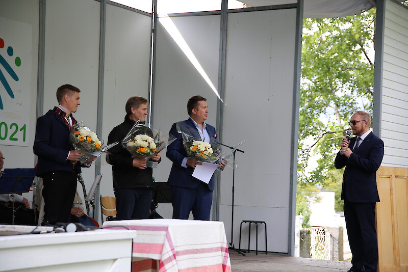 Vuoden ikaalilaisina palkittiin Esa Talonen, Matti Hiekka ja Samuli Järvensivu. Heitä onnitteli puheessaan kaupunginjohtaja Kari Tolonen.
