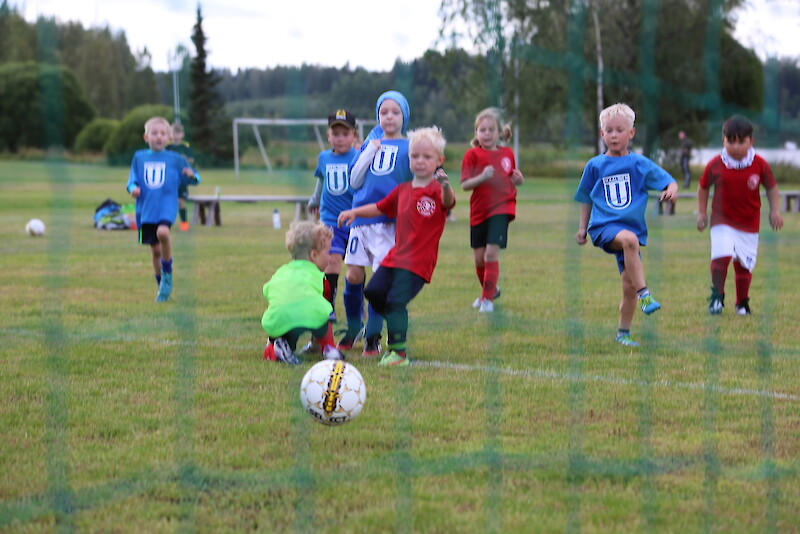 IkU Cupissa pelaavat lauantaina 6–13-vuotiaat pojat ja tytöt. Kuva vuodelta 2019.