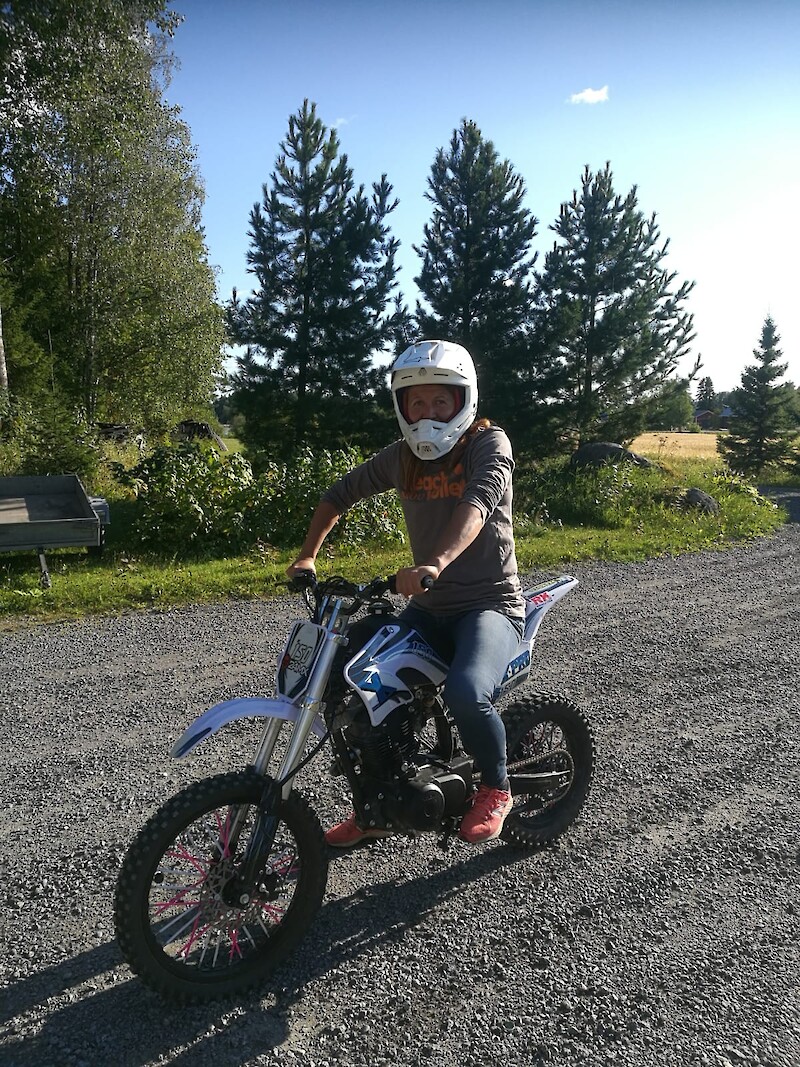 Katri Linnikko tunnustaa olevansa yllytyshullu ja aina valmis kokeilemaan jotain uutta, varsinkin urheiluun liittyvää. Yksi tämän kesän kokeiluista oli motocross, johon nuorempi poika sai äitinsä houkuteltua.