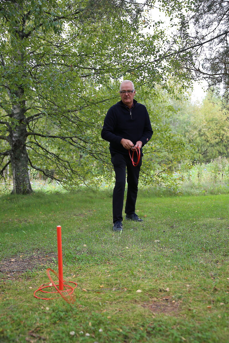 Mikko Manner on innostunut tenniksestä ja golfista. Taitolajina myös renkaaheitto sytyttää.