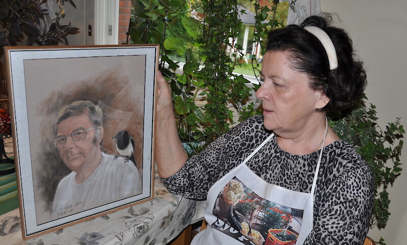 Kotiseututyön lisäksi Leena Sällille rakas harrastus on maalaaminen. Hän on maalannut muun muassa muotokuvan edesmenneestä aviomiehestään Ossista.