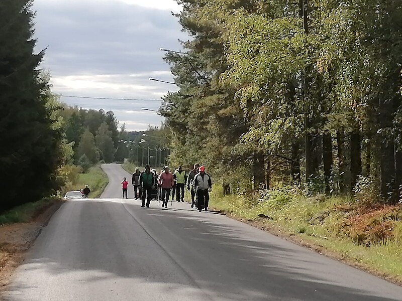Riitialan kyläseuran väki järjesti sunnuntaina Riitialantiellä kävelyn, jolla testattiin uutta komeaa asfalttia.