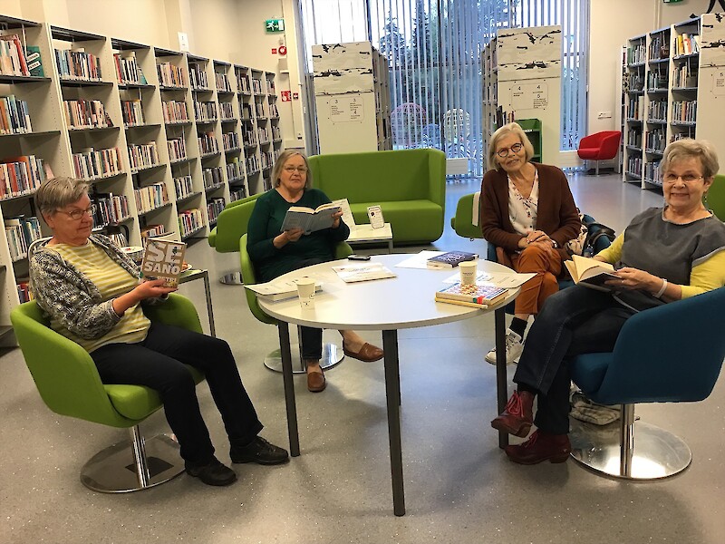 Novellipiiri kokoontuu tiistaisin Hämeenkyrön kirjastossa. Sirpa Valin on kuvassa toinen vasemmalta muiden piiriläisten, Pirjo Rintalan sekä Kreetan ja Marjan kanssa.