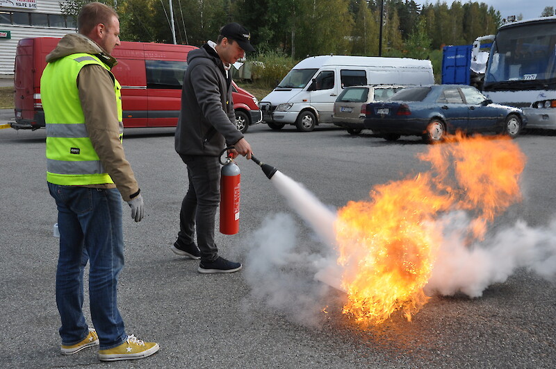 Kouluttaja Jani Pukkinen antaa Tarmo Tapiaiselle ohjeita sammutukseen.